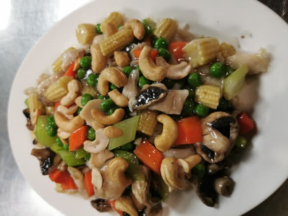 Cashew Nut Guy Ding (腰果雞丁)